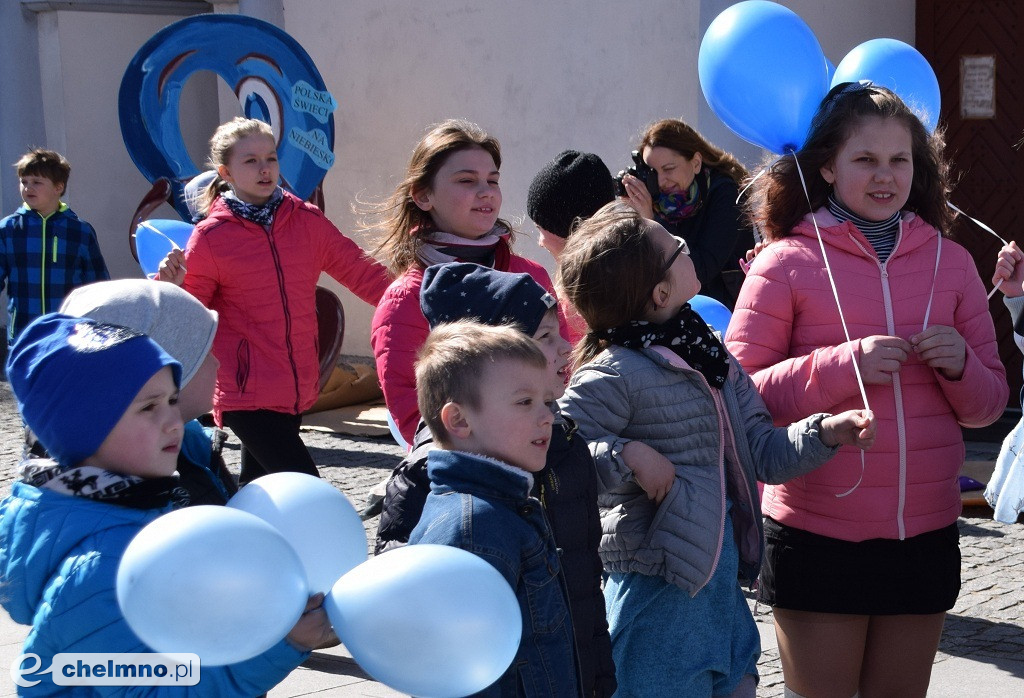 Niebo nad Ratuszem pełne niebieskich balonów