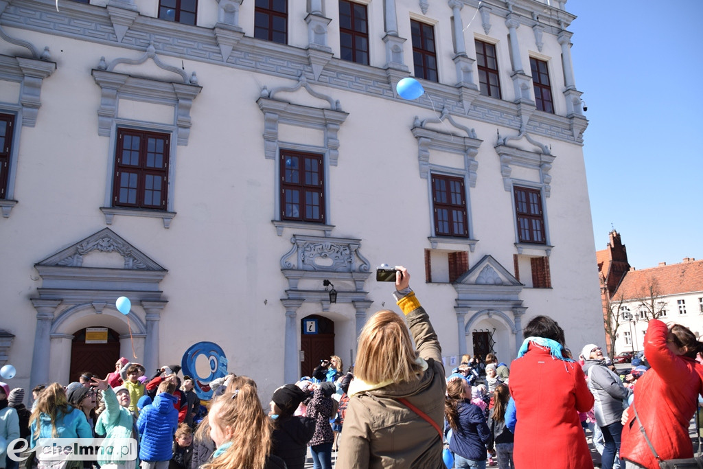 Niebo nad Ratuszem pełne niebieskich balonów