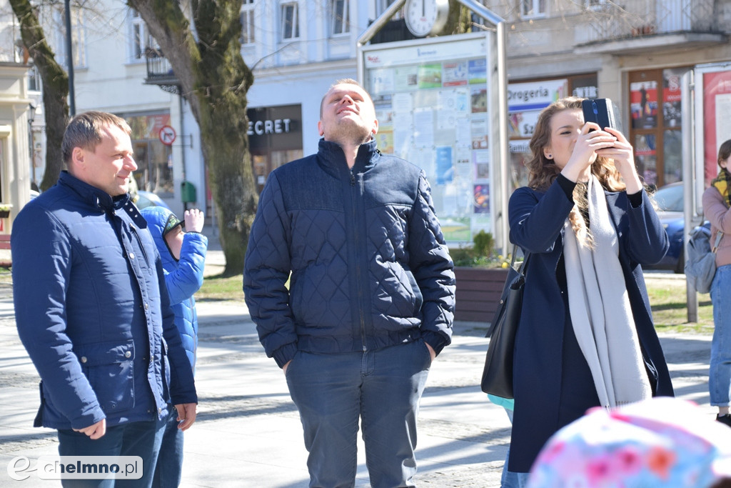 Niebo nad Ratuszem pełne niebieskich balonów
