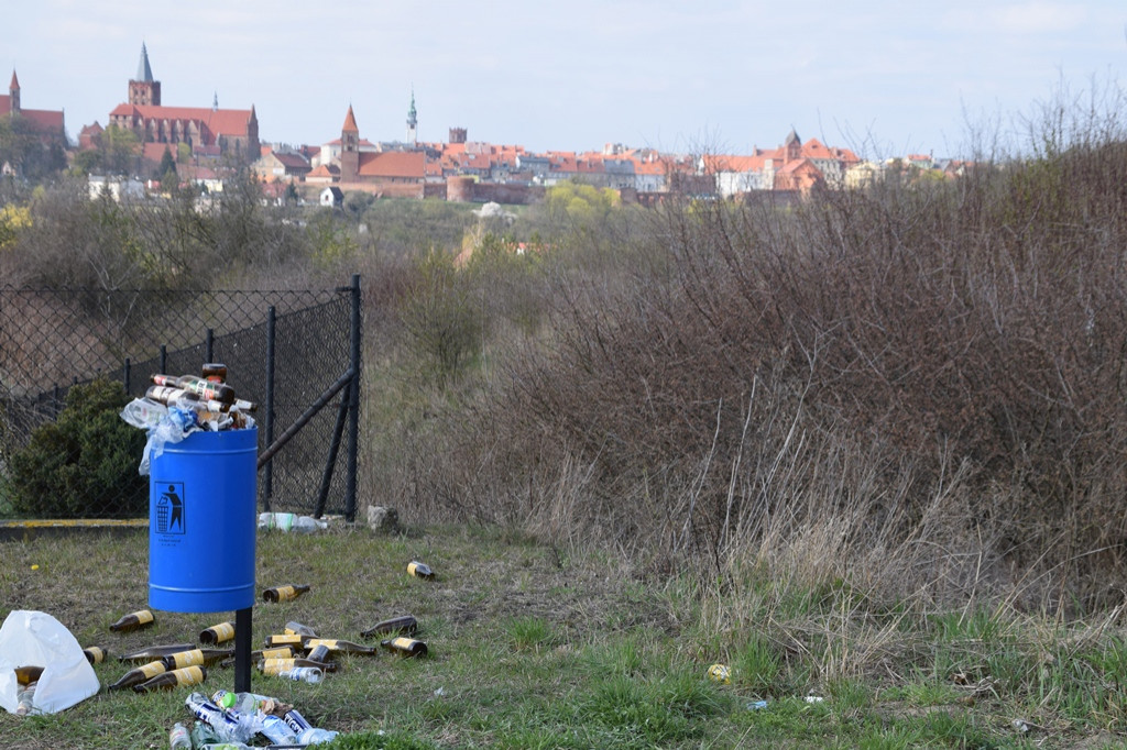 Wandale złośliwie śmiecą na ulicy Kolibrowej. Co się tam dzieje?