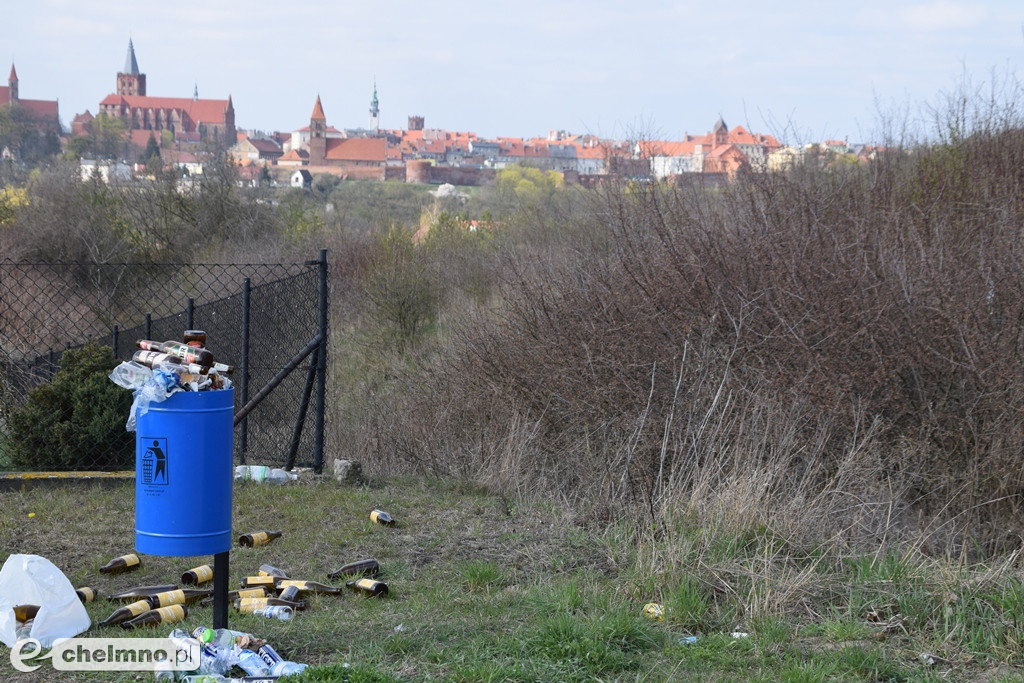 Wandale złośliwie śmiecą na ulicy Kolibrowej. Co się tam dzieje?