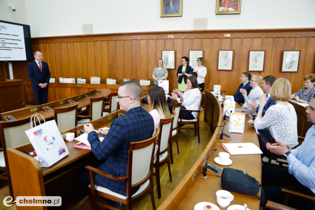 Wsparcie na edukację, inwestycje, dotacje dla przedsiębiorców