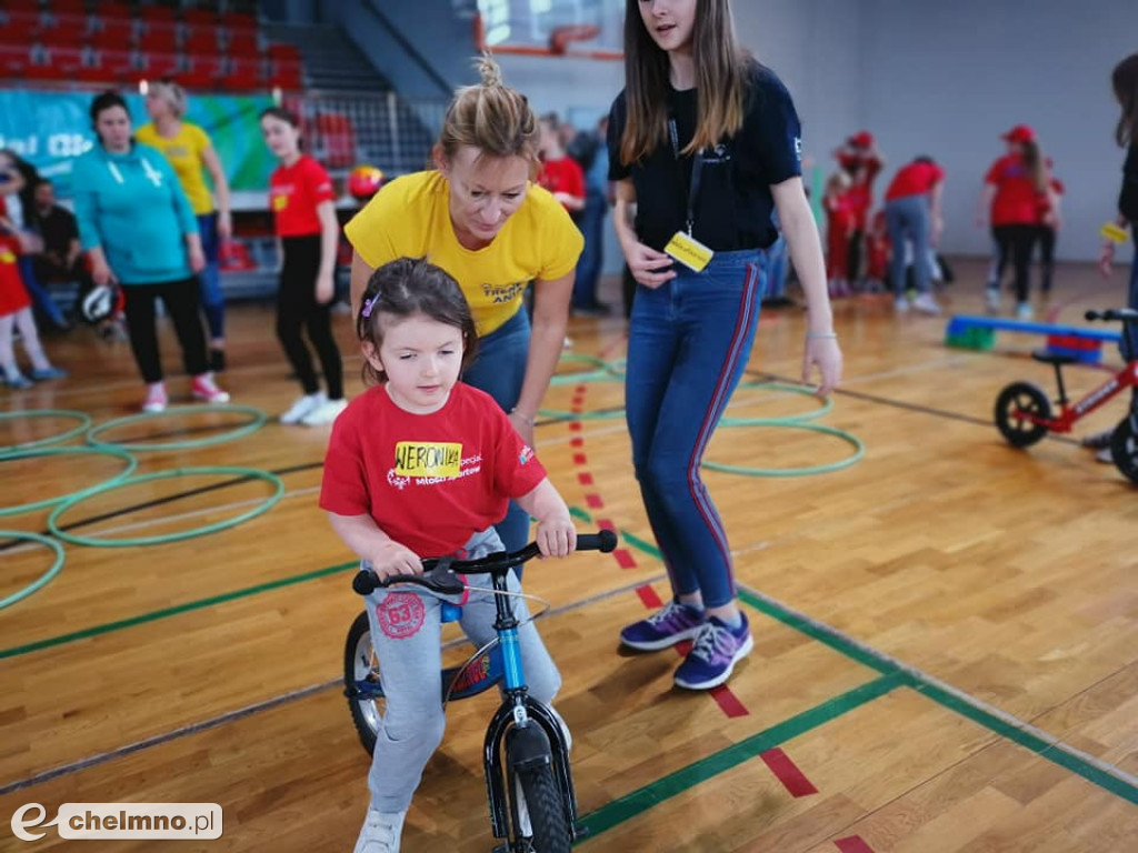 Wesołe zabawy podczas Dnia Młodego Sportowca
