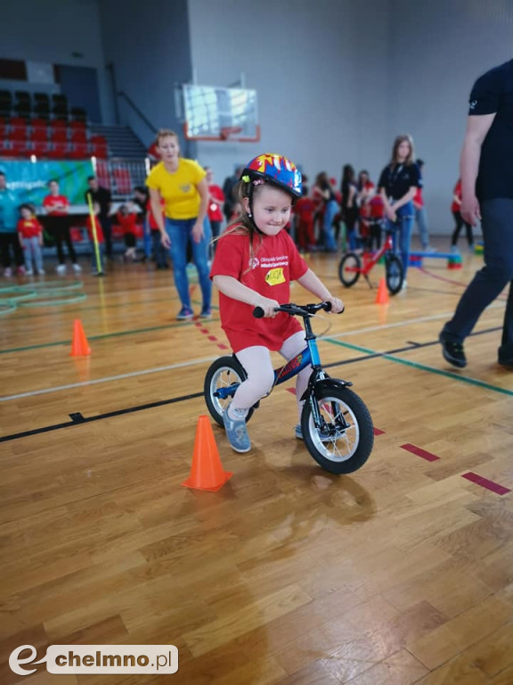 Wesołe zabawy podczas Dnia Młodego Sportowca