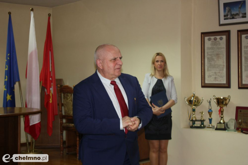 Czeki dla sołtysów na realizację zadań konkursowych