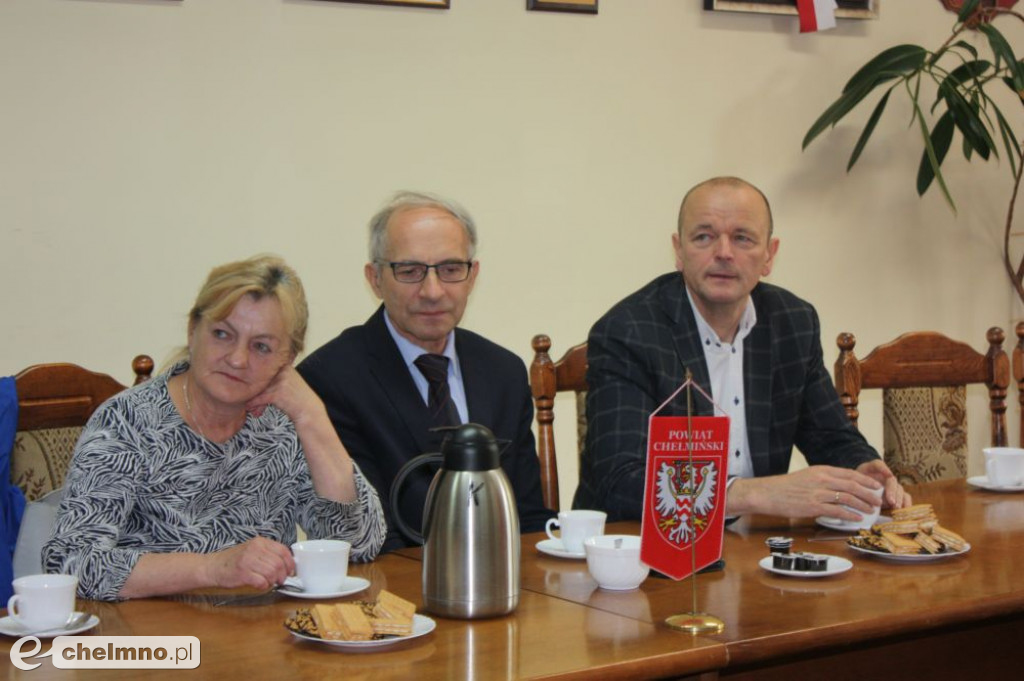 Czeki dla sołtysów na realizację zadań konkursowych