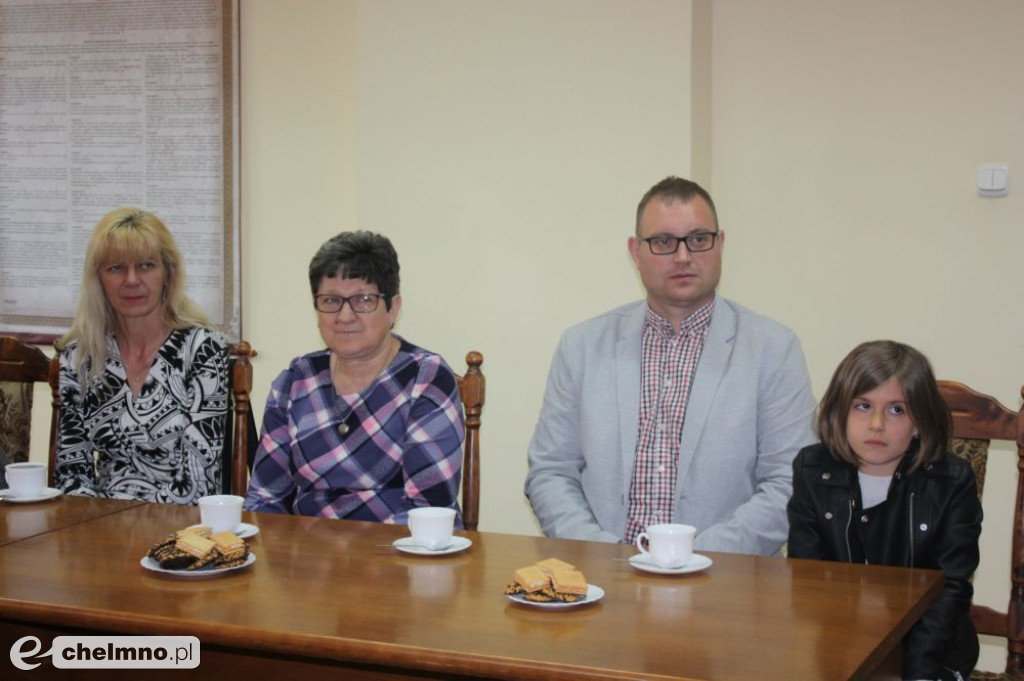 Czeki dla sołtysów na realizację zadań konkursowych