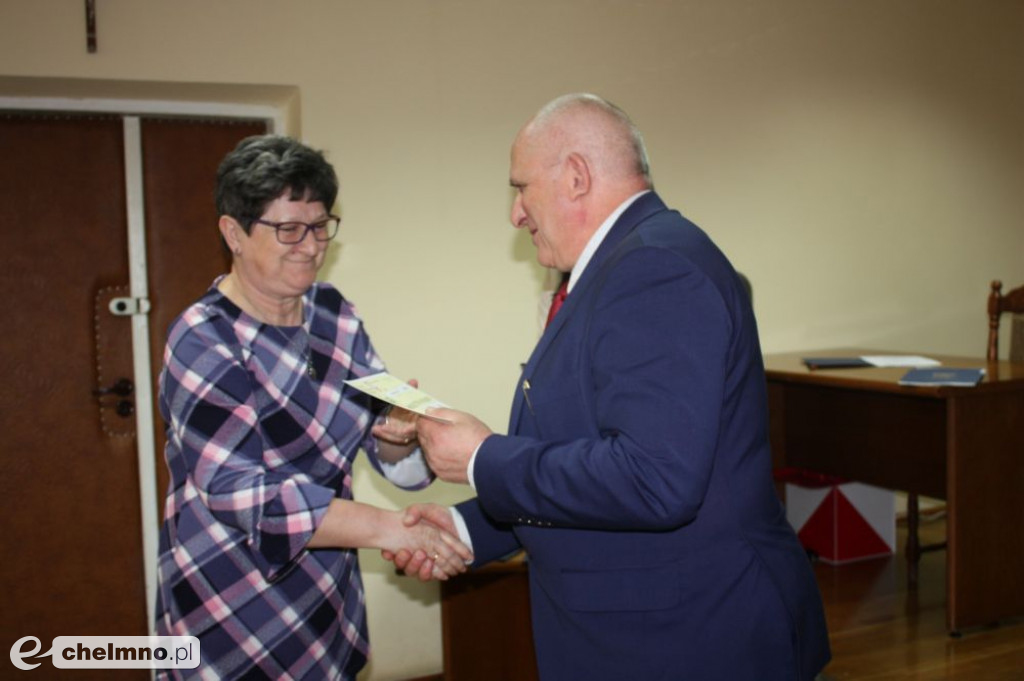 Czeki dla sołtysów na realizację zadań konkursowych
