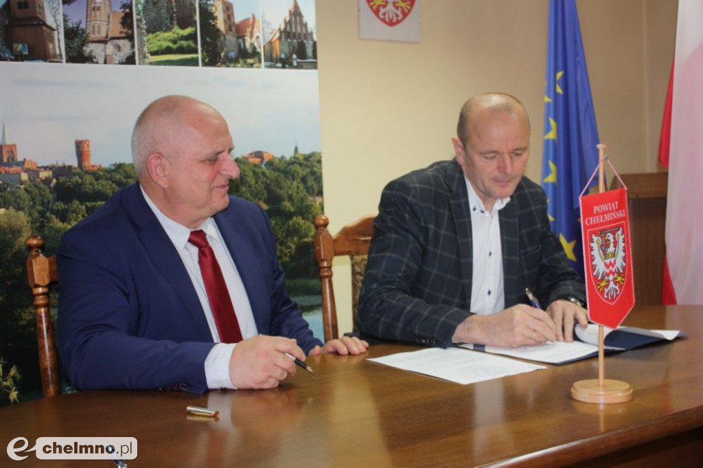 Czeki dla sołtysów na realizację zadań konkursowych