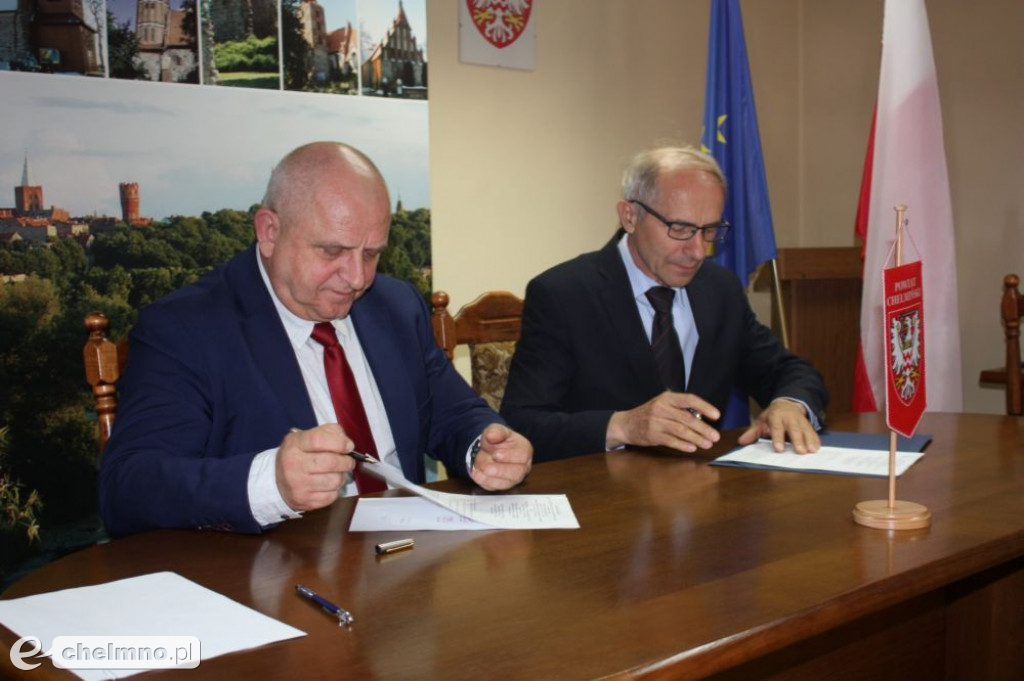 Czeki dla sołtysów na realizację zadań konkursowych
