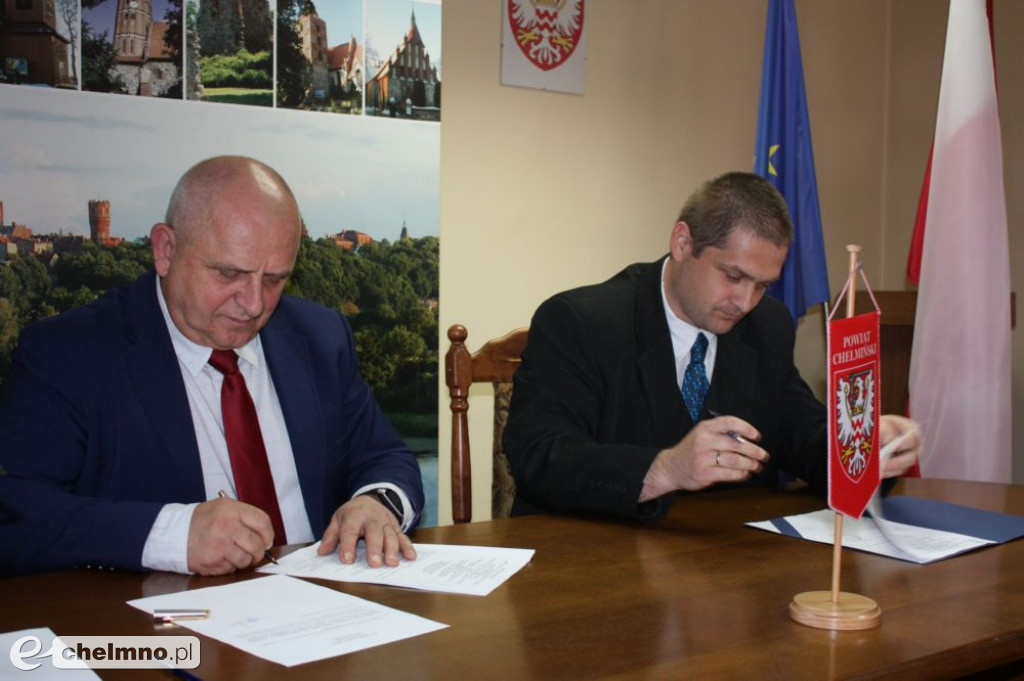 Czeki dla sołtysów na realizację zadań konkursowych