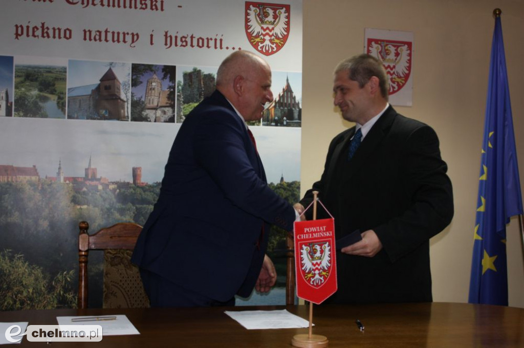 Czeki dla sołtysów na realizację zadań konkursowych
