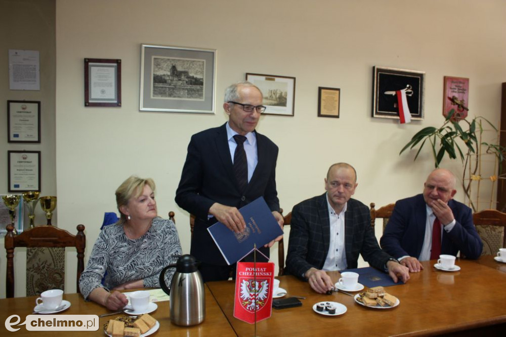 Czeki dla sołtysów na realizację zadań konkursowych