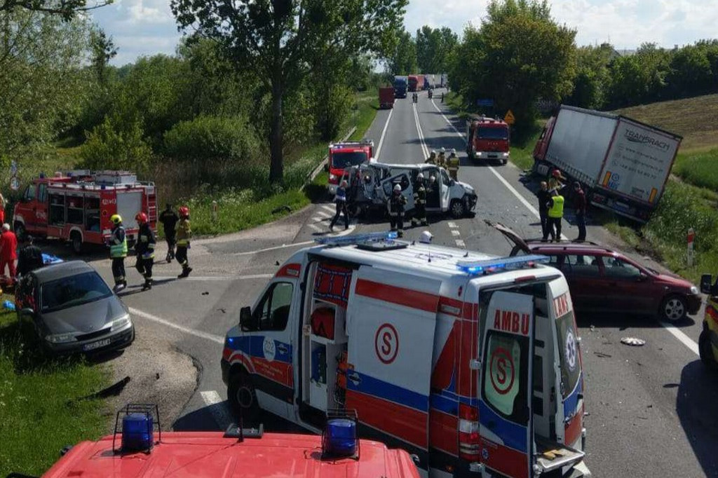 Dwie ciężarówki i bus zderzyły się w okolicach Chełmna