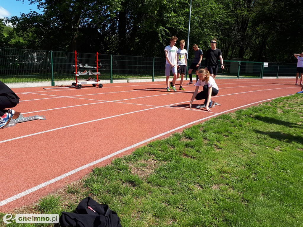 Uczniowie z Czwórki podczas Czwartku Lekkoatletycznego
