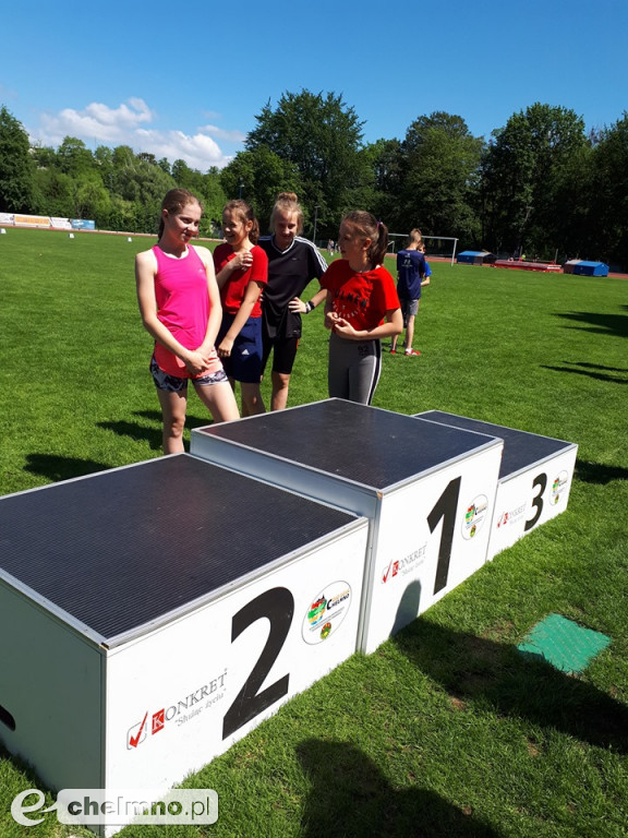 Uczniowie z Czwórki podczas Czwartku Lekkoatletycznego