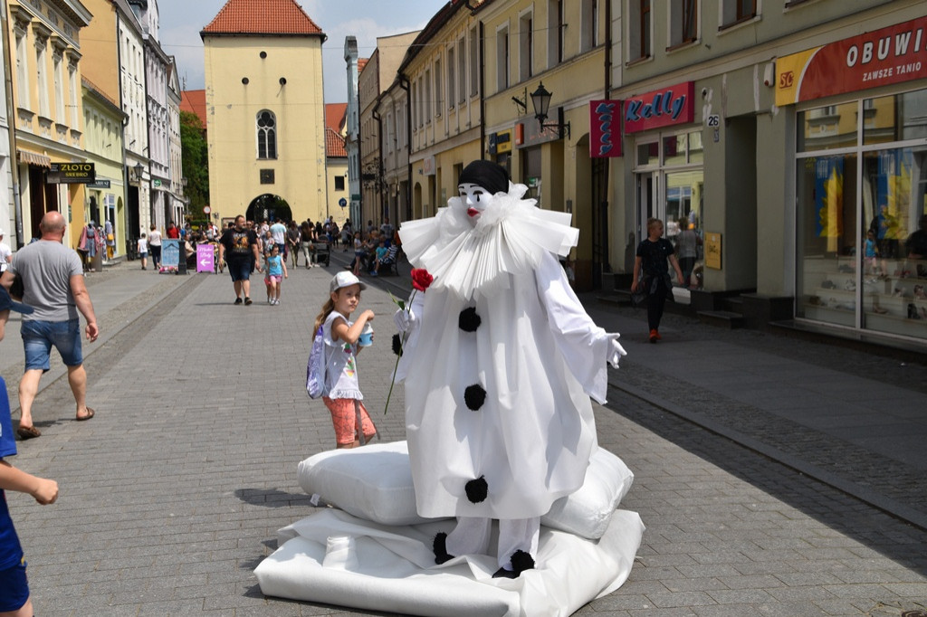 Niełatwo być żywym posągiem. Im się to świetnie udało...