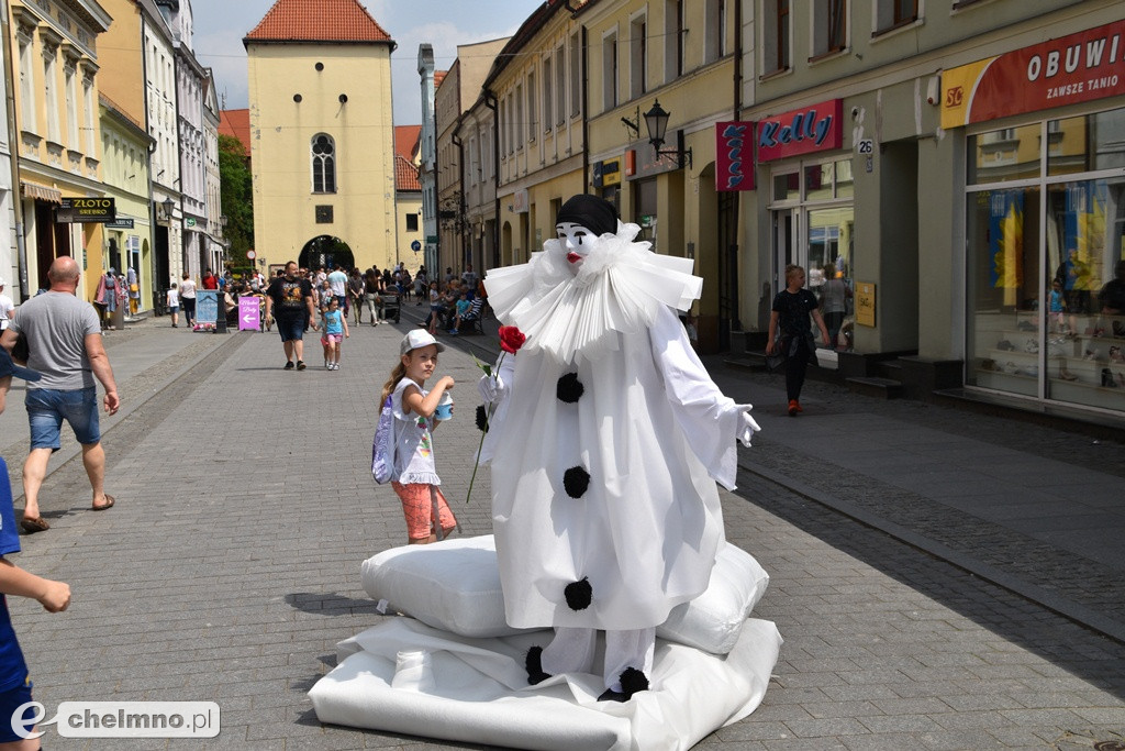 Niełatwo być żywym posągiem. Im się to świetnie udało...