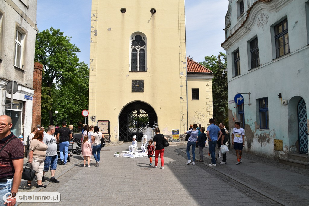 Niełatwo być żywym posągiem. Im się to świetnie udało...