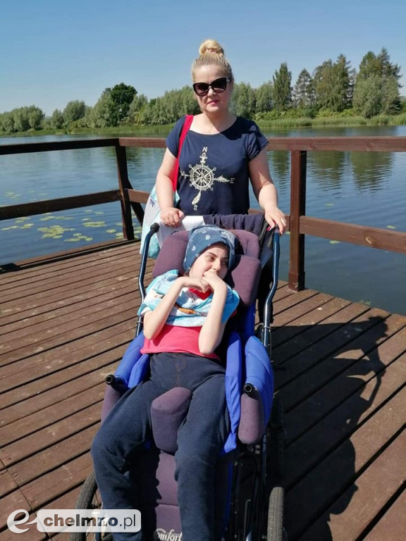 Relaks na pikniku rodzinnym nad jeziorem