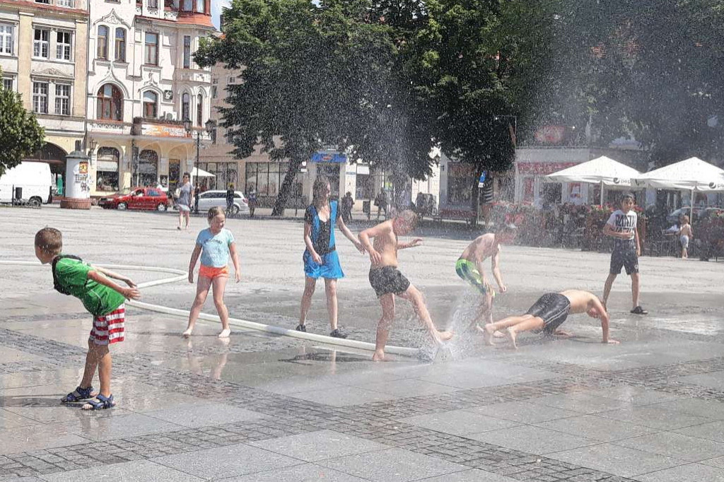 Na Rynku pojawiła się kurtyna wodna. Ufff...nareszcie!