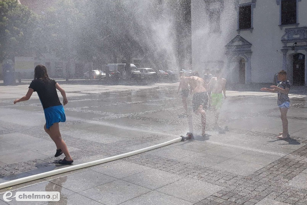 Na Rynku pojawiła się kurtyna wodna. Ufff...nareszcie!