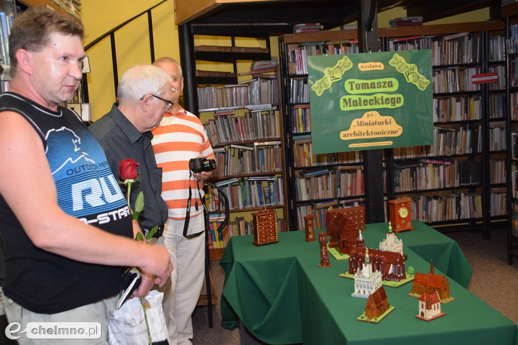 Tomasz Małecki i jego wystawa miniatur archtektonicznych