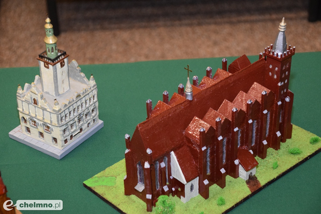 Tomasz Małecki i jego wystawa miniatur archtektonicznych