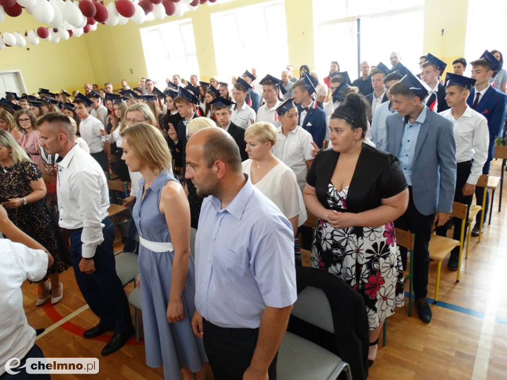 Konfetti i radość. Pożegnanie ósmoklasistów z Czwórki