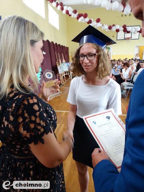 Konfetti i radość. Pożegnanie ósmoklasistów z Czwórki