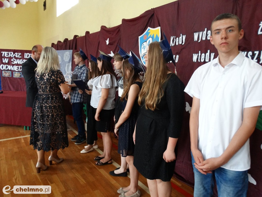 Konfetti i radość. Pożegnanie ósmoklasistów z Czwórki