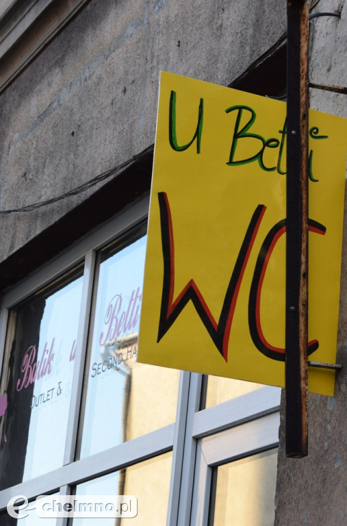 Widzieliście to? Co to ma być? Darmowa toaleta i picie?