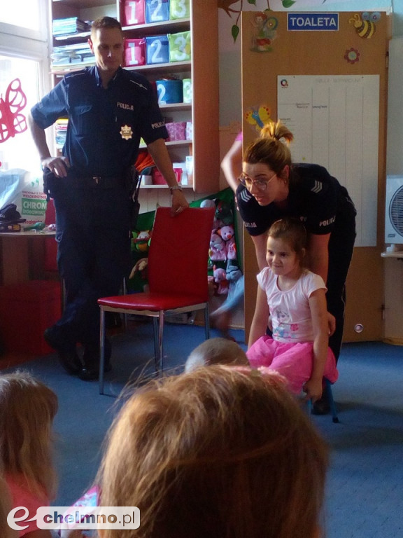 Policjanci z wizytą u przedszkolaków z Calineczki