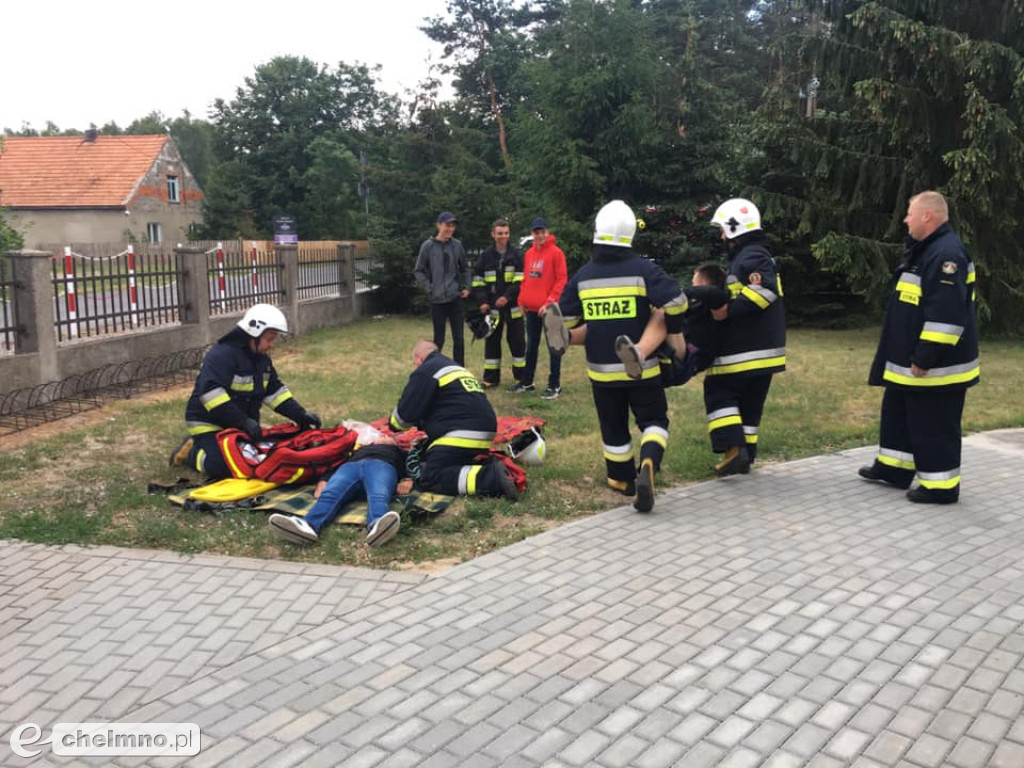 Ewakuacja poszkodowanych z zadymionego kościoła