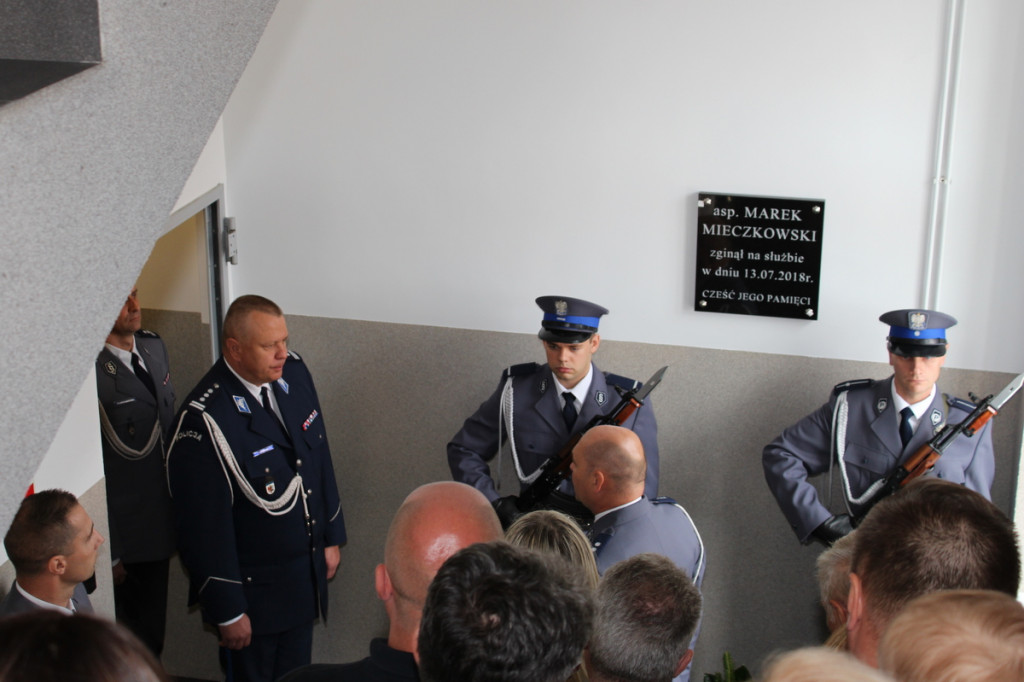 Odsłonięcie tablicy pamiątkowej w KPP w Chełmnie
