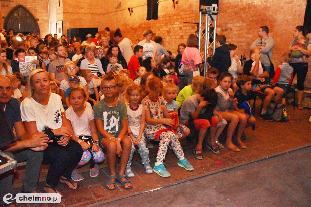 Czarno na białym: Teatr Agrafka w kościele św. Ducha