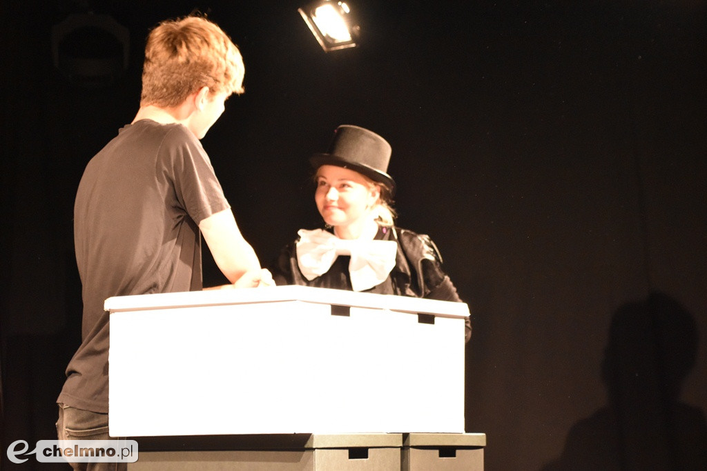 Czarno na białym: Teatr Agrafka w kościele św. Ducha