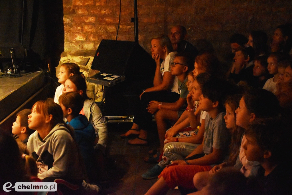 Czarno na białym: Teatr Agrafka w kościele św. Ducha