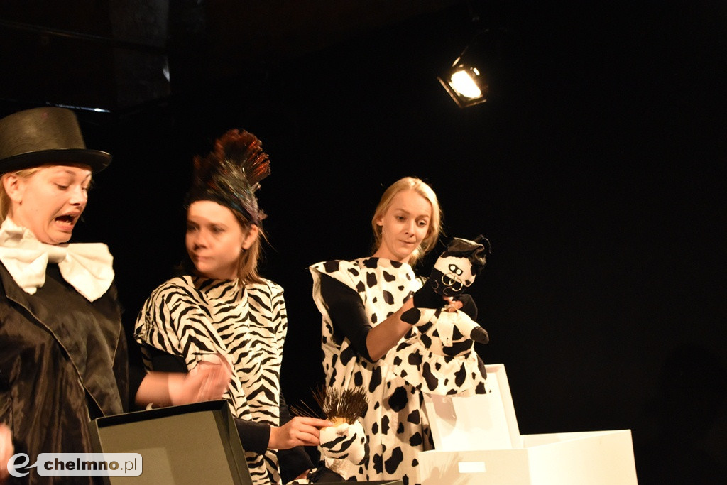 Czarno na białym: Teatr Agrafka w kościele św. Ducha