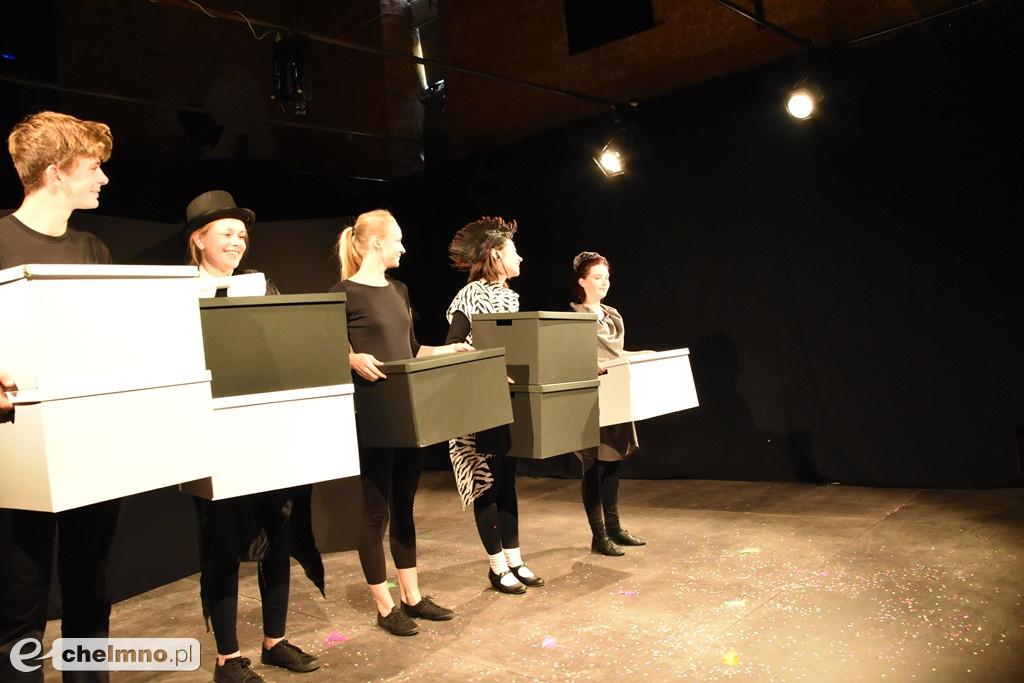 Czarno na białym: Teatr Agrafka w kościele św. Ducha