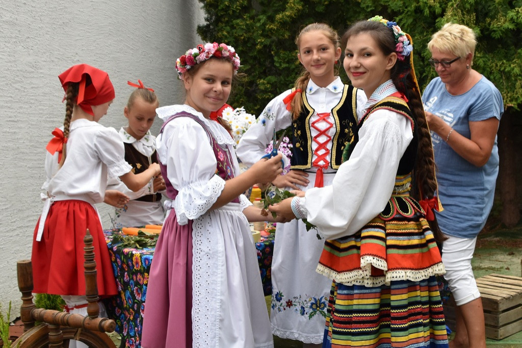 Folkowe podwórko i tradycyjne ludowe zabawy