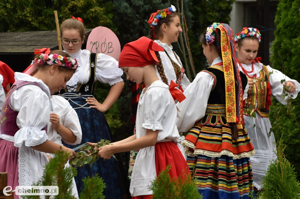 Folkowe podwórko i tradycyjne ludowe zabawy