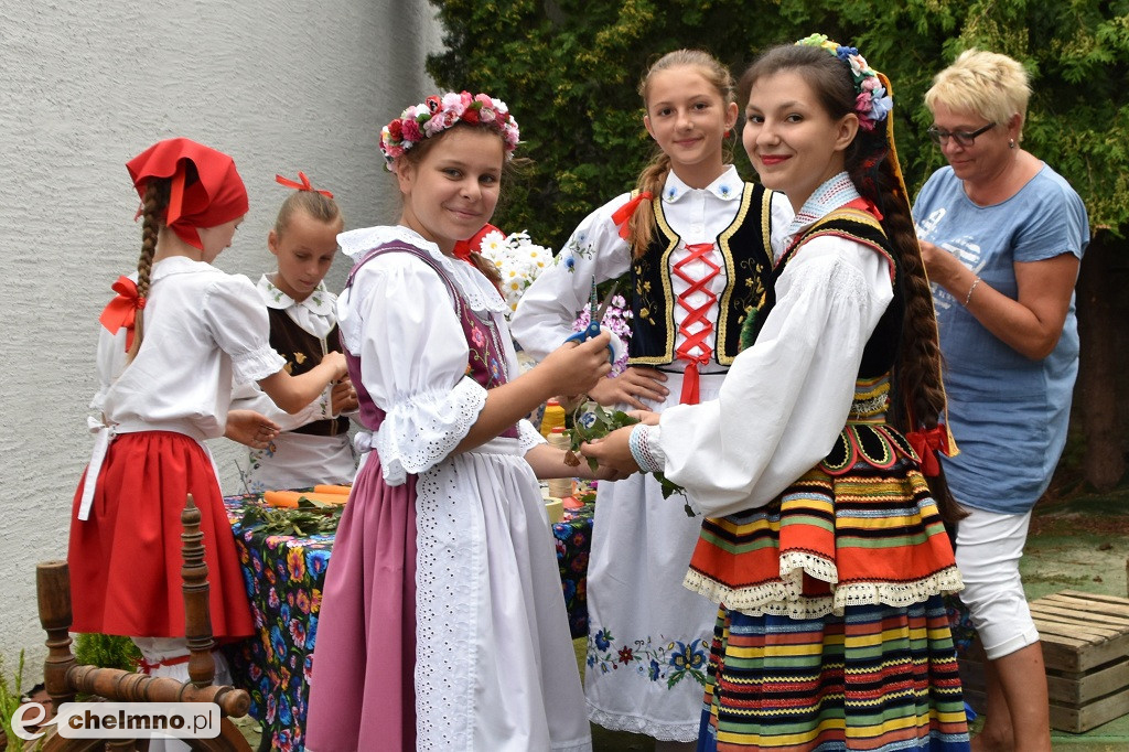 Folkowe podwórko i tradycyjne ludowe zabawy