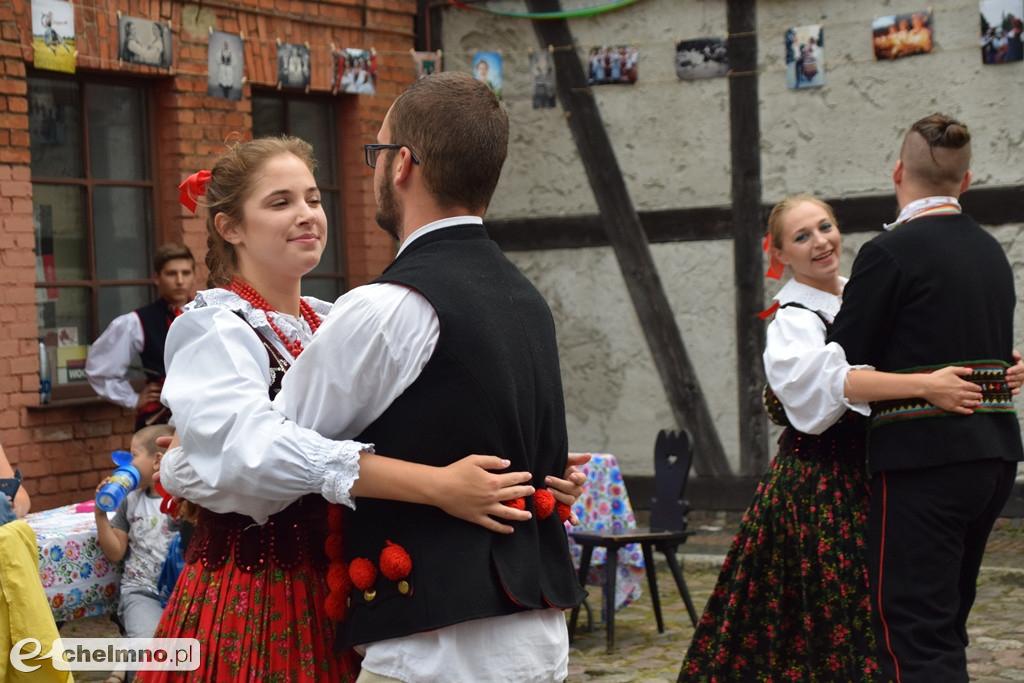 Folkowe podwórko i tradycyjne ludowe zabawy