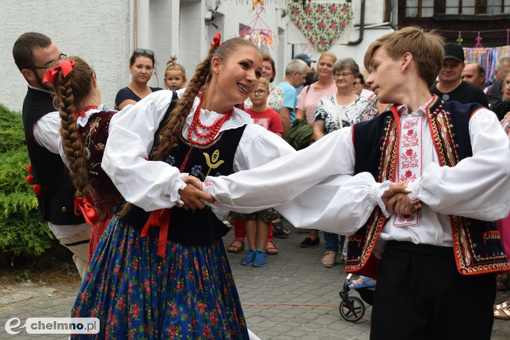 Folkowe podwórko i tradycyjne ludowe zabawy