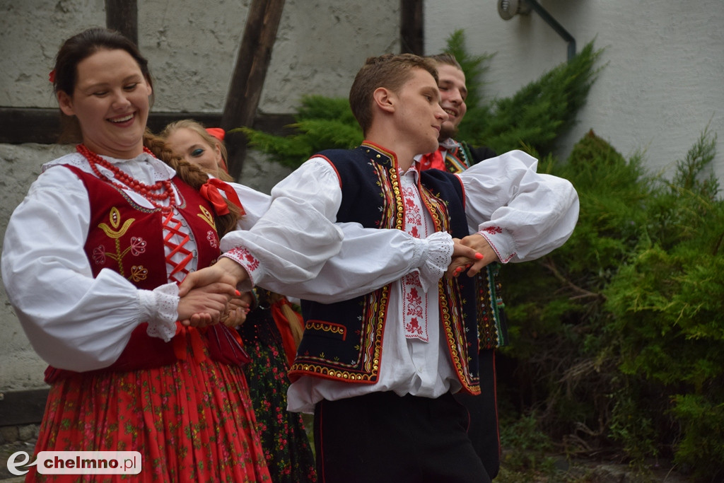 Folkowe podwórko i tradycyjne ludowe zabawy