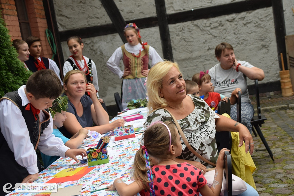 Folkowe podwórko i tradycyjne ludowe zabawy