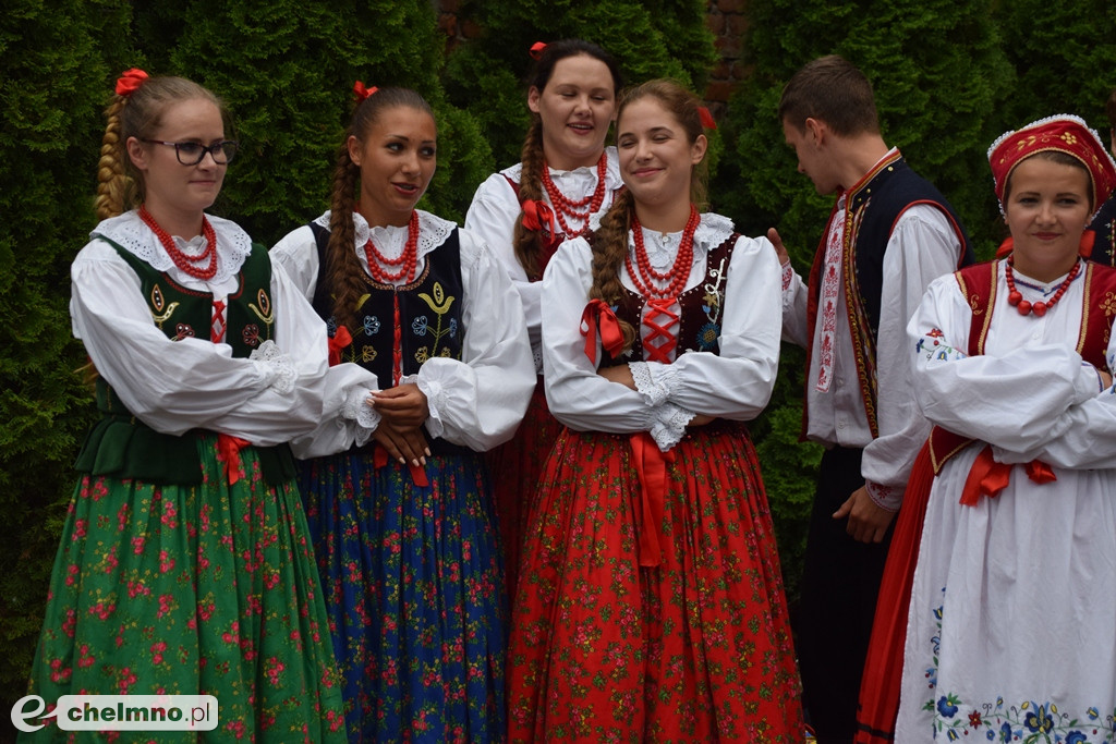 Folkowe podwórko i tradycyjne ludowe zabawy