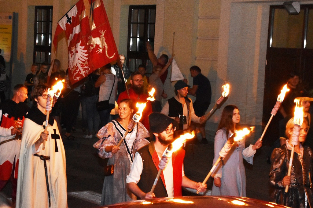 Parada lampionów i Teatr Biuro Podróży