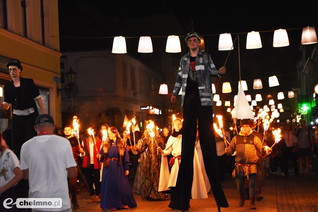 Parada lampionów i Teatr Biuro Podróży